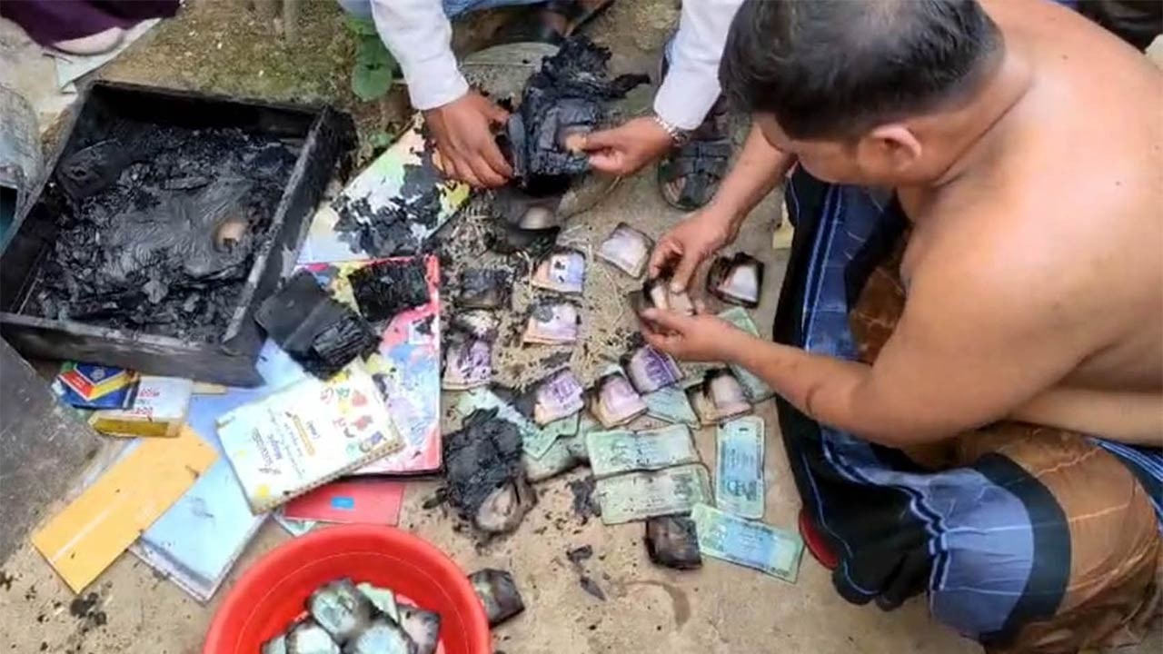 বগুড়ার শেরপুরে আগুন লেগে বাড়ি পুড়ে ছাই