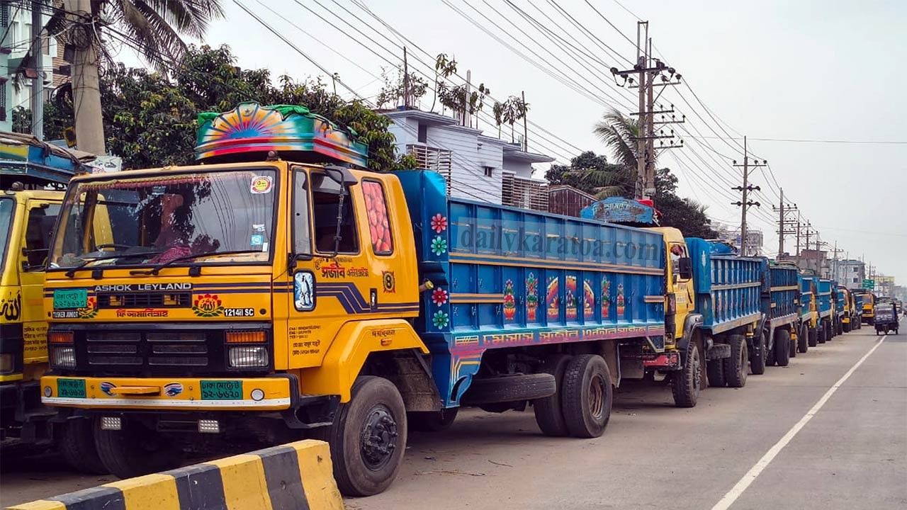 বগুড়ার মহাসড়কে ট্রাকের দীর্ঘ লাইন, চরম ভোগান্তিতে চালক ও কৃষক
