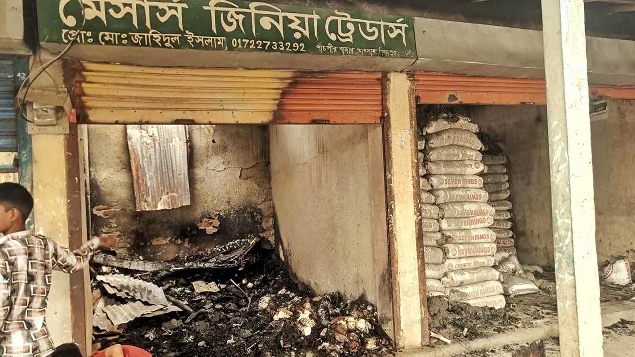 দিনাজপুরের খানসামায় ৫টি দোকান পুড়ে গেছে