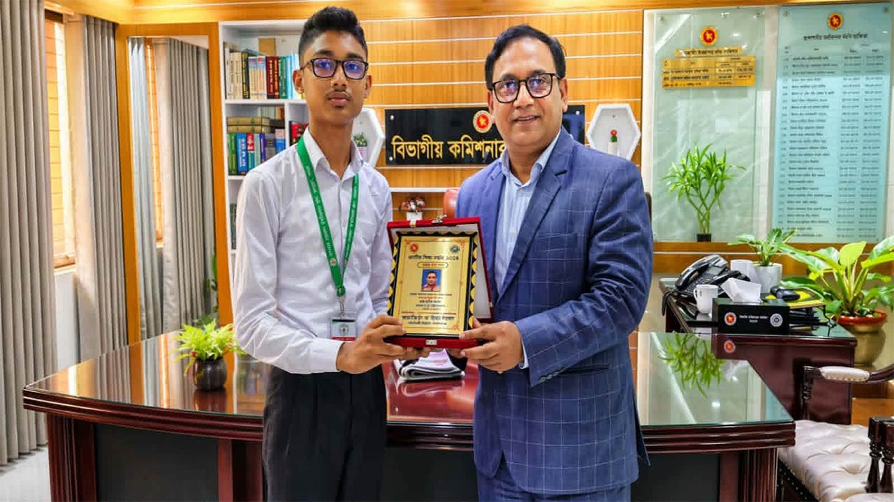 পাবনায় উপস্থিত বক্তৃতায় বিভাগীয় পর্যায়ে শ্রেষ্ঠ ভাঙ্গুড়ার হুযাইফা খান