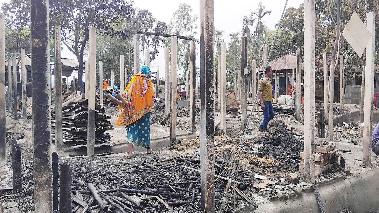 নীলফামারীর ডোমারে ভয়াবহ অগ্নিকাণ্ডে ১৪টি পরিবারের ঘরবাড়ি ভস্মীভূত