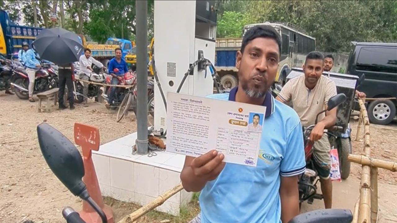 সিরাজগঞ্জে ফুয়েল কার্ডে সিরাজগঞ্জের পাম্পগুলোতে ফিরেছে স্বস্তি