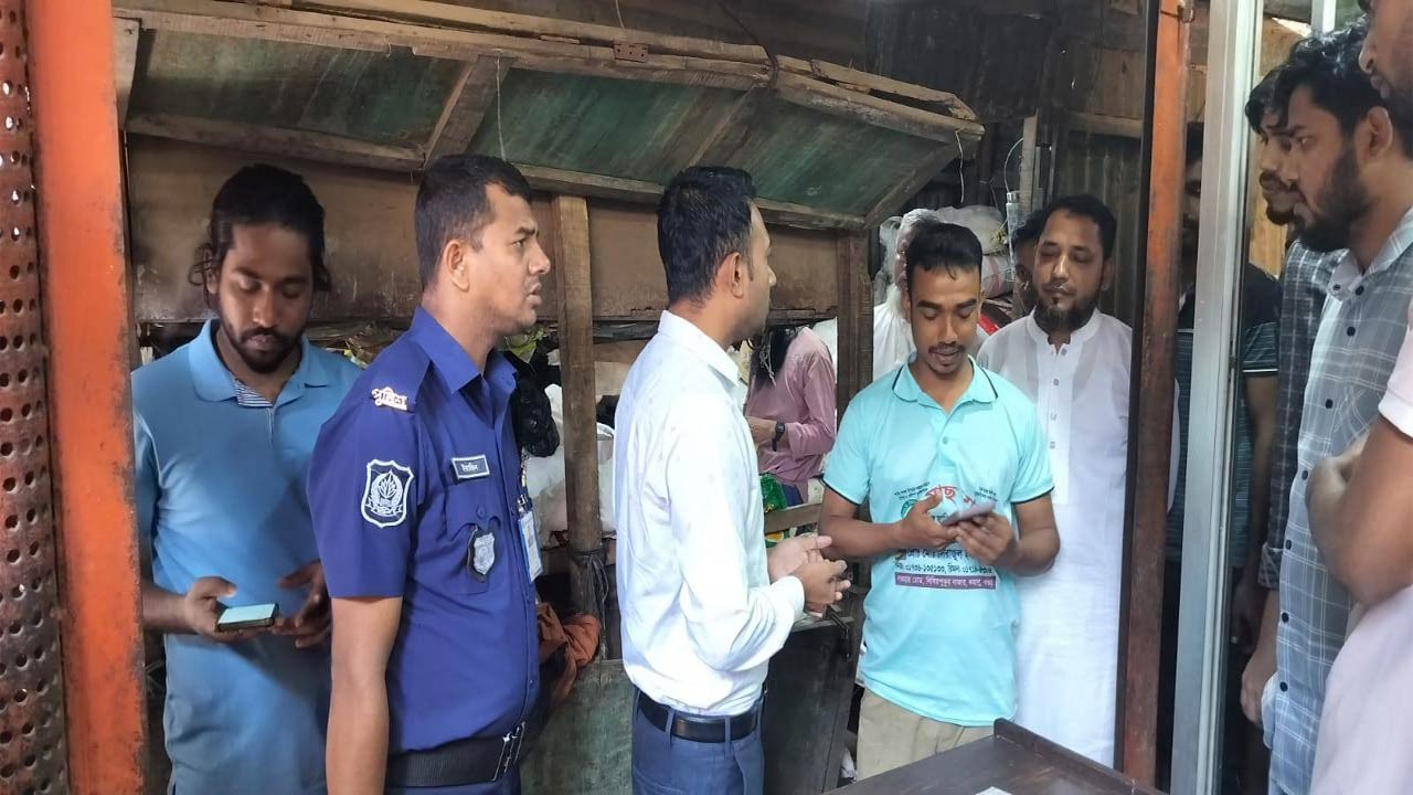 বগুড়ায় সয়াবিন তেল বিক্রিতে অনিয়মের অভিযোগে ছয় প্রতিষ্ঠানকে জরিমানা