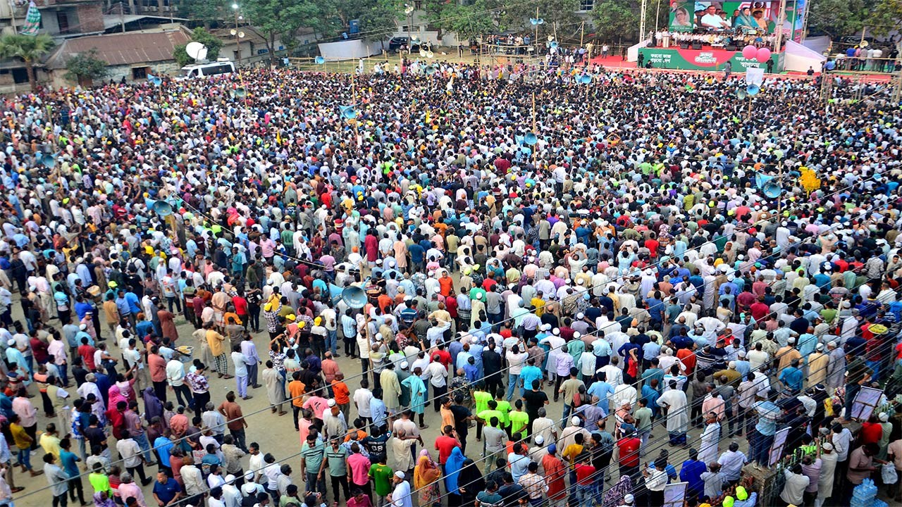 প্রধানমন্ত্রীর জনসভাকে কেন্দ্র করে বগুড়ায় সকাল থেকেই মানুষের ভিড়