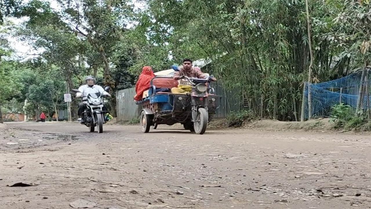 সিরাজগঞ্জের রায়গঞ্জে সড়কের সংস্কার কাজ বন্ধ পথচারীদের চরম দুর্ভোগ