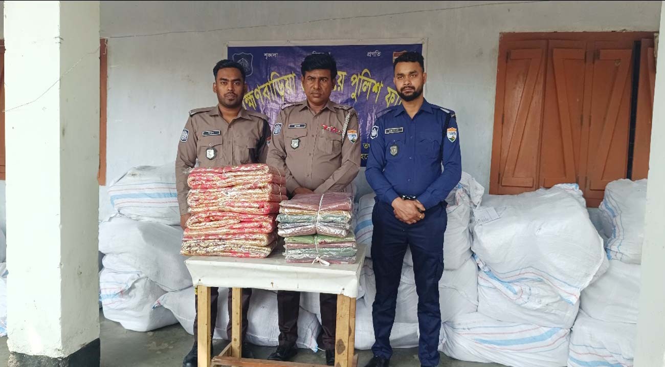 কর্ণফুলী এক্সপ্রেস ট্রেন থেকে অর্ধকোটি টাকার ভারতীয় শাড়ি জব্দ