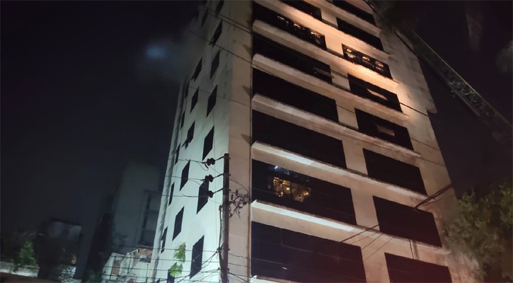 বনানীতে বহুতল ভবনের আগুন নিয়ন্ত্রণে