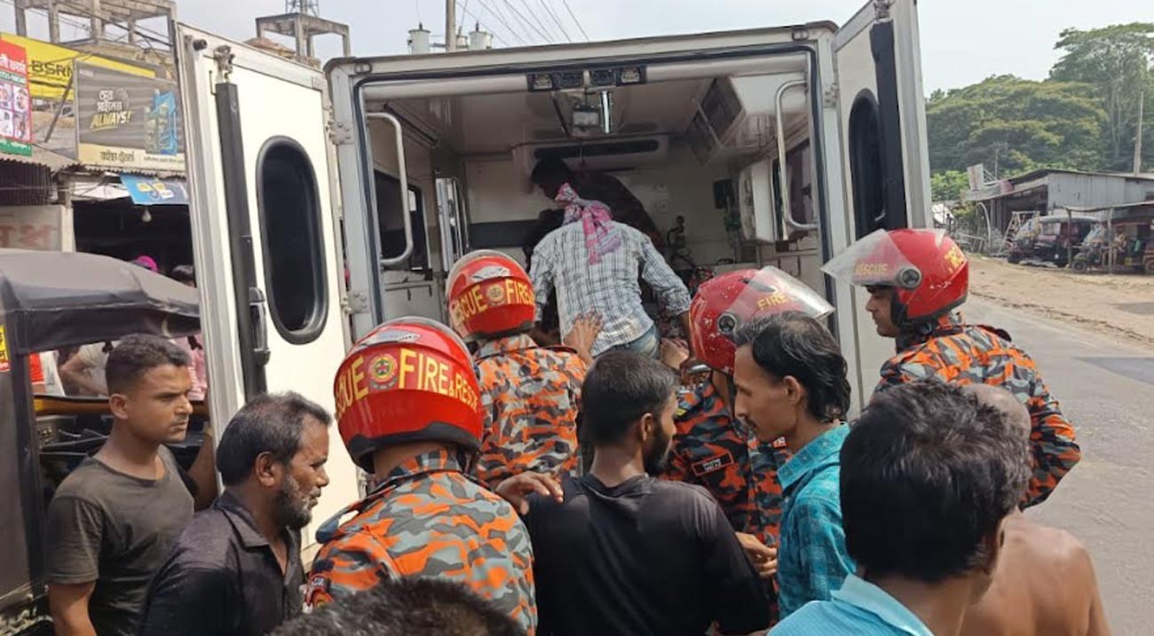 দুর্ঘটনার কবলে লাশবাহী অ্যাম্বুলেন্স, আহত ৭