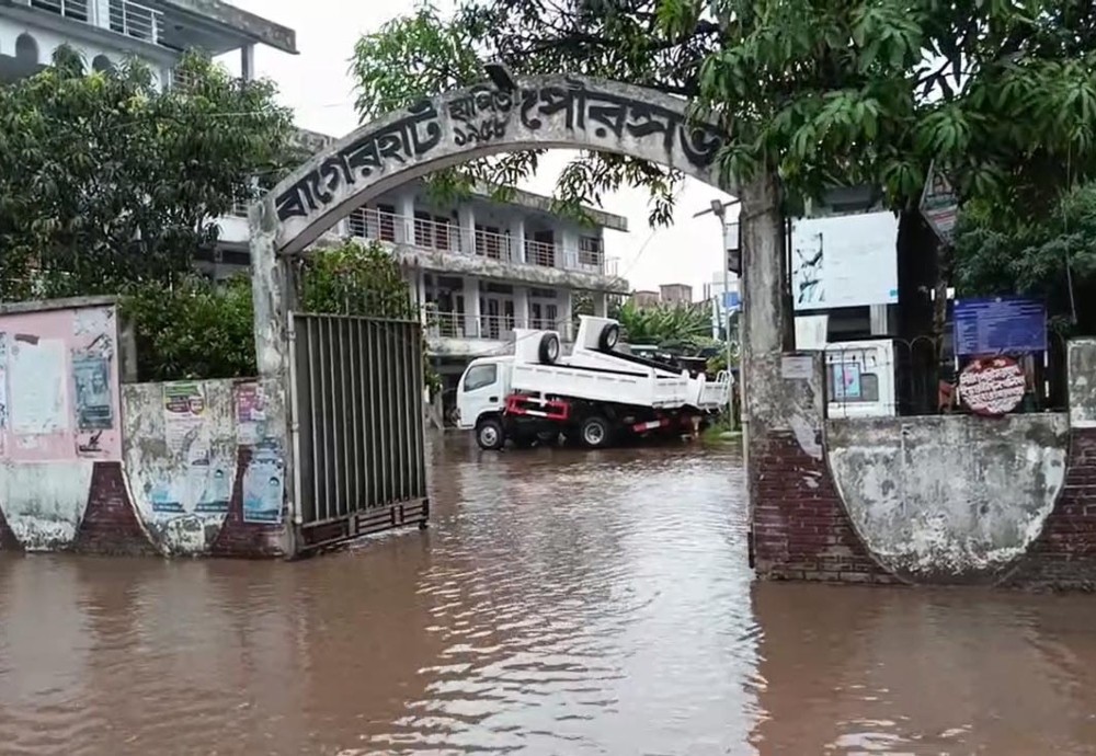 বৃষ্টিতে বাগেরহাট শহর জুড়ে জলাবদ্ধতা