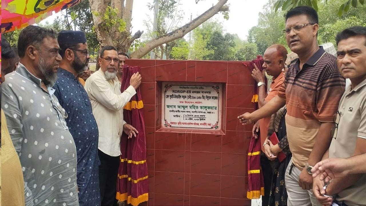 বগুড়ার সান্তাহারে সড়ক উন্নয়ন কাজের উদ্বোধন করলেন এমপি মহিত তালুকদার