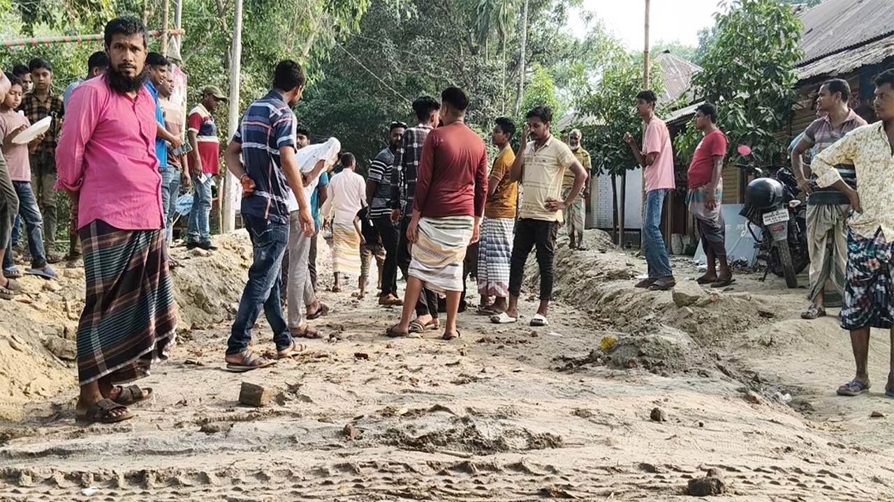 নওগাঁর মান্দায় নিম্নমানের উপকরণে রাস্তা নির্মাণের অভিযোগ, কাজ বন্ধ