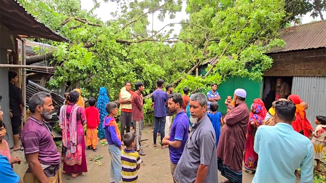 ঠাকুরগাঁওয়ে কালবৈশাখীর তাণ্ডবে ঘরবাড়ি বিধ্বস্ত : গুরুতর আহত ১