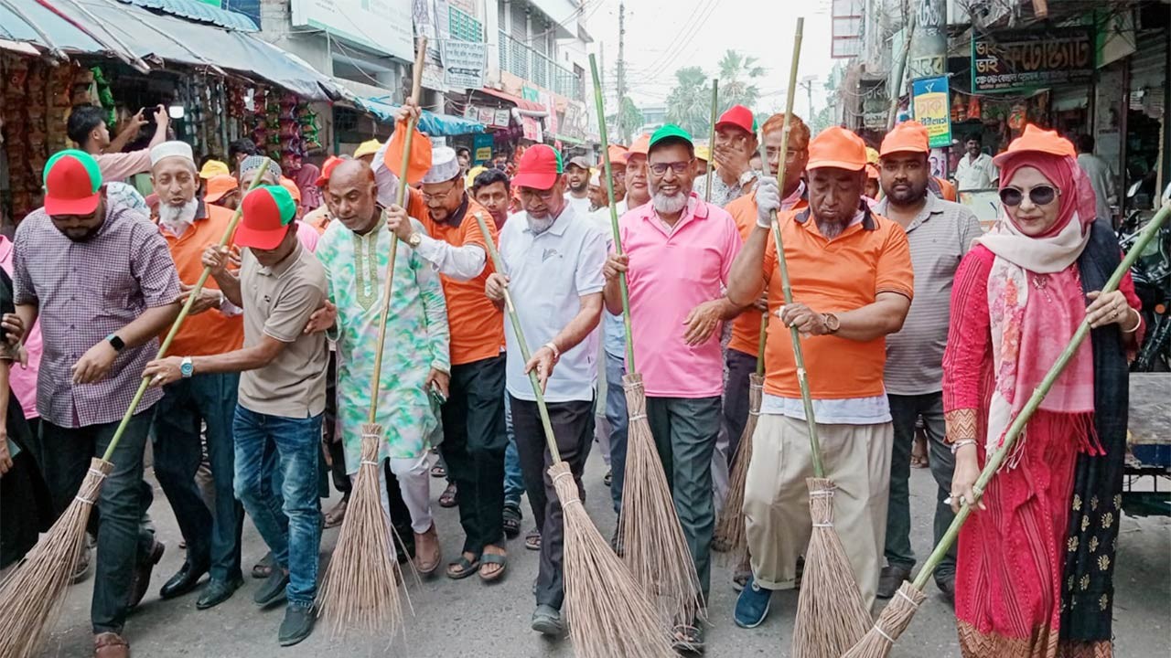 বগুড়ার আদমদীঘিতে পরিস্কার-পরিচ্ছন্নতা কর্মসূচি উদ্বোধন করলেন এমপি মহিত