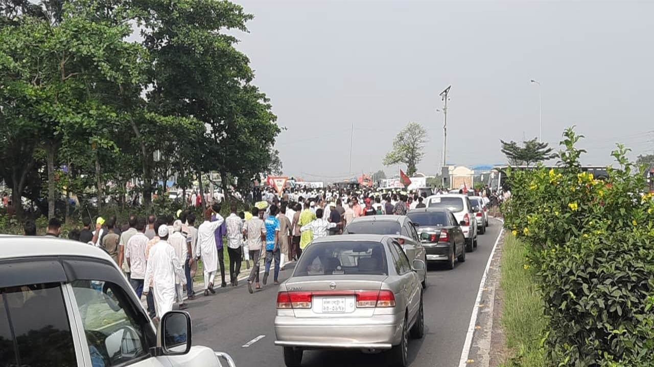 সিরাজগঞ্জে ভালবাসায় সিক্ত হলেন প্রধানমন্ত্রী তারেক রহমান
