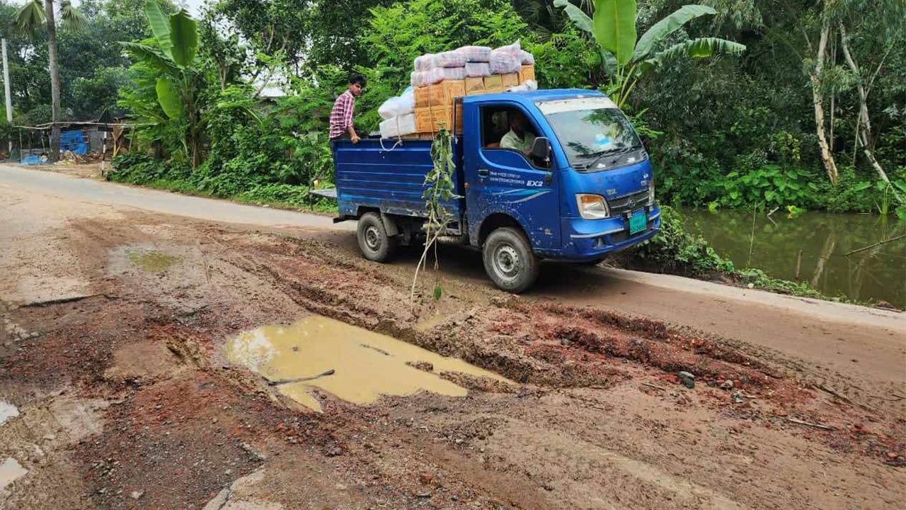 বগুড়ার দুপচাঁচিয়ার বেড়াগ্রাম-রায়কালী বেহাল সড়ক : ভোগান্তিতে এলাকাবাসী