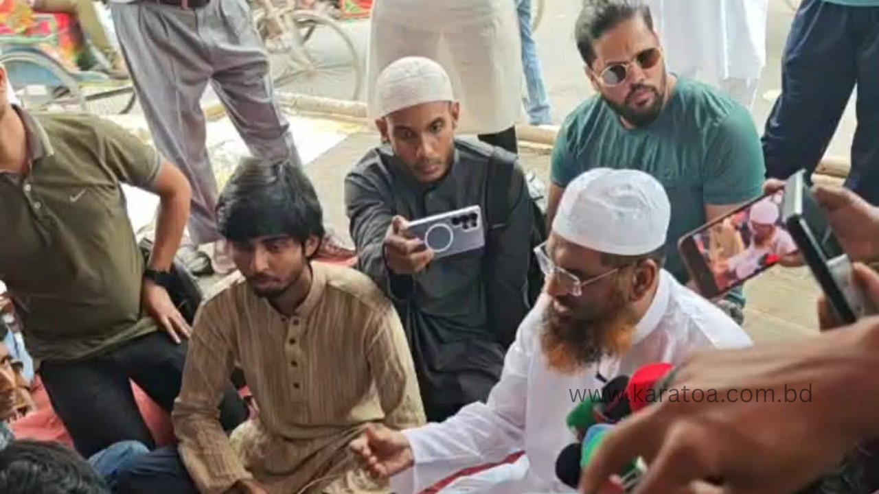 অনশনরত শিক্ষার্থীদের সঙ্গে সংহতি জানাতে রাজু ভাস্কর্যে  মামুনুল হক