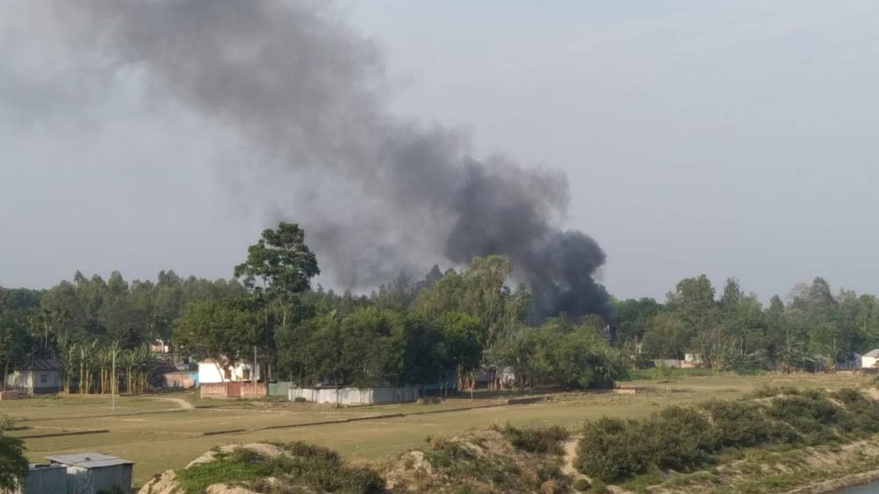 বগুড়ায় যুবক খুন : আসামির স্বজনদের বাড়িঘরে হামলা অগ্নিসংযোগ