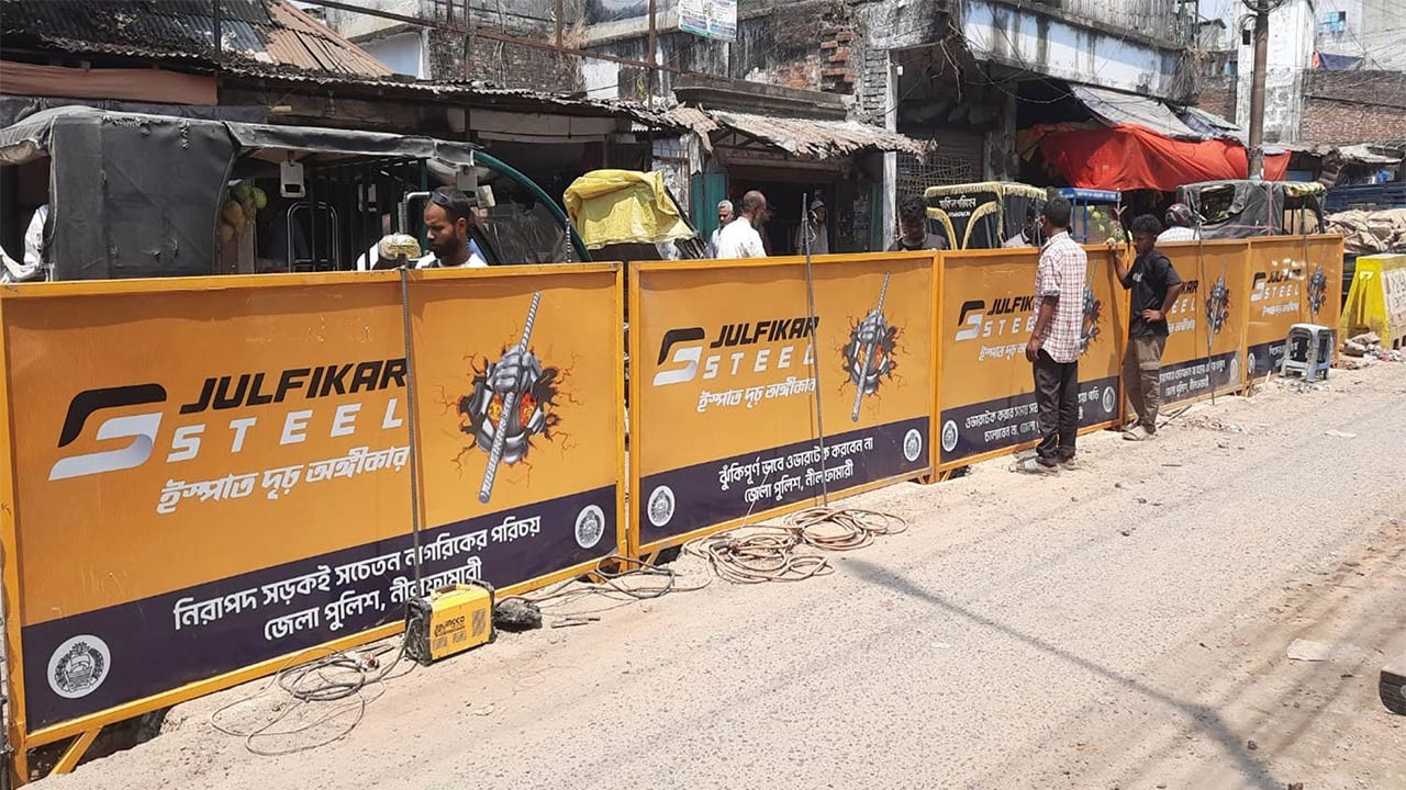 নীলফামারীর সৈয়দপুর শহরের তীব্র যানজট নিরসনে সড়কে স্থায়ী ডিভাইডার বসানো হচ্ছে