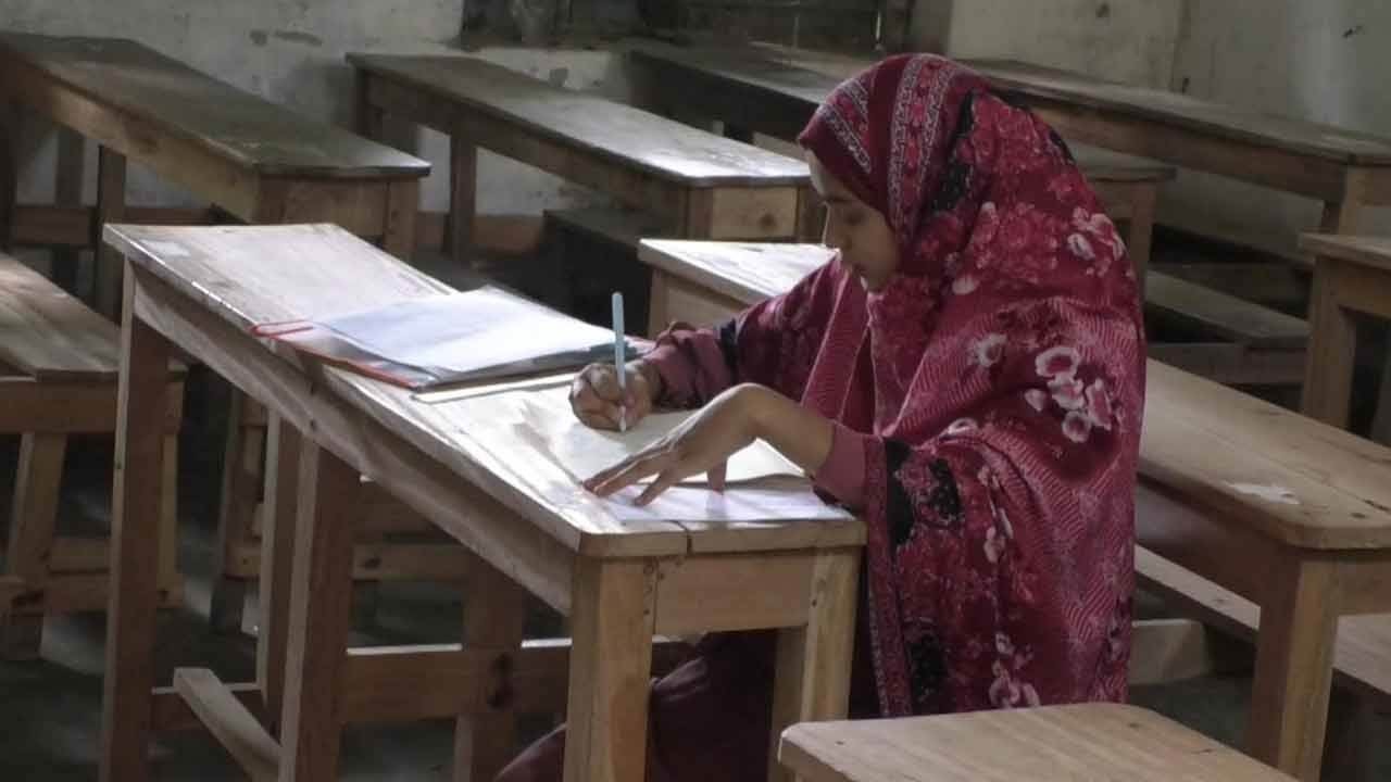 তিনদিন আগে সিজার, নবজাতক রেখে পরীক্ষার হলে মা