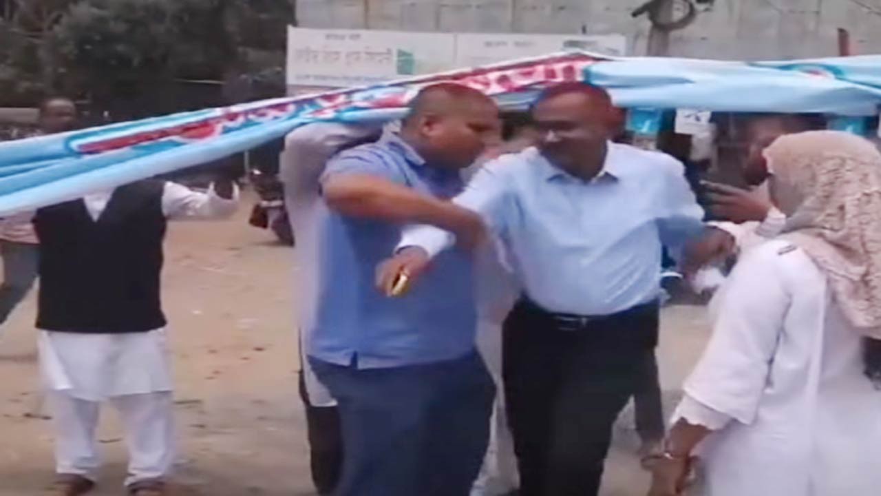 বগুড়ার শাজাহানপুরে সাবেক উপজেলা চেয়ারম্যান বিএনপি নেতা সরকার বাদল লাঞ্ছিত