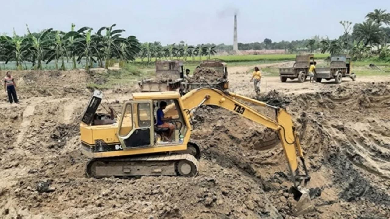 পাবনার  চাটমোহরে ট্রলিতে যাচ্ছে ফসলি জমির মাটি, বিকাশে যাচ্ছে টাকা