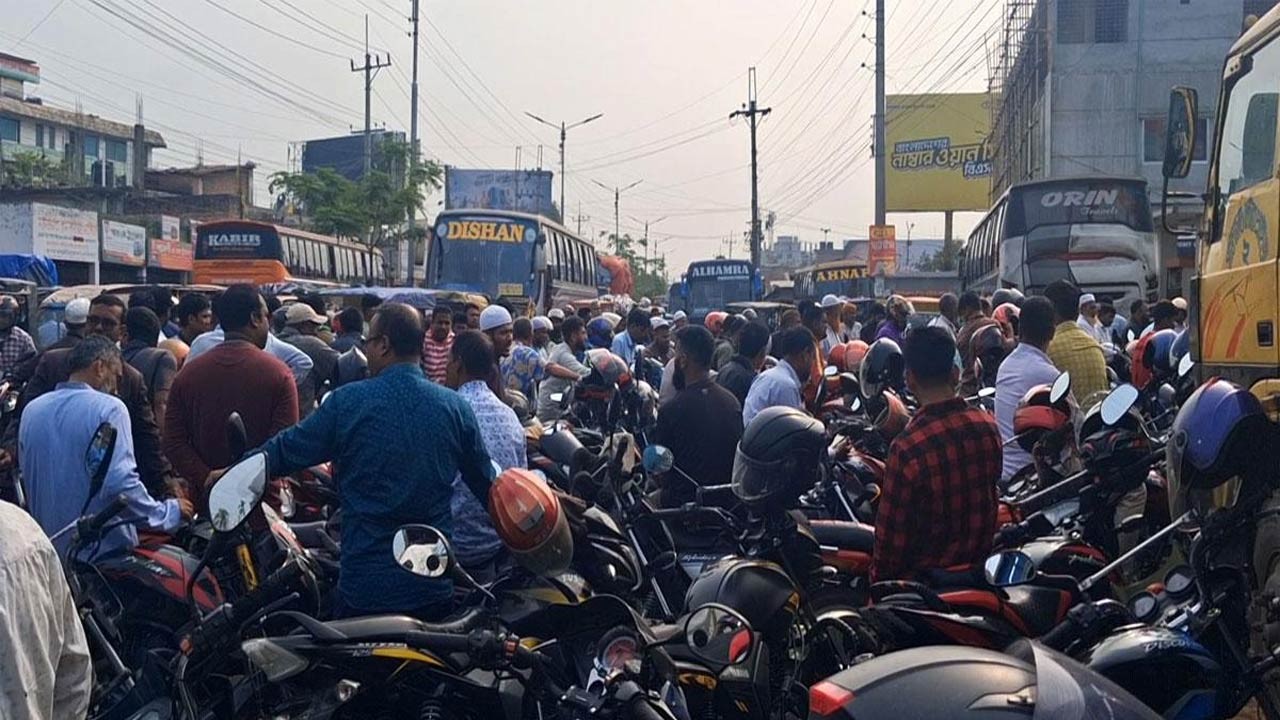 গাইবান্ধার ফুলছড়ি উপজেলার বালাসী পেট্রোলিয়ামে জ্বালানি সরবরাহ না থাকায় চরম ভোগান্তি