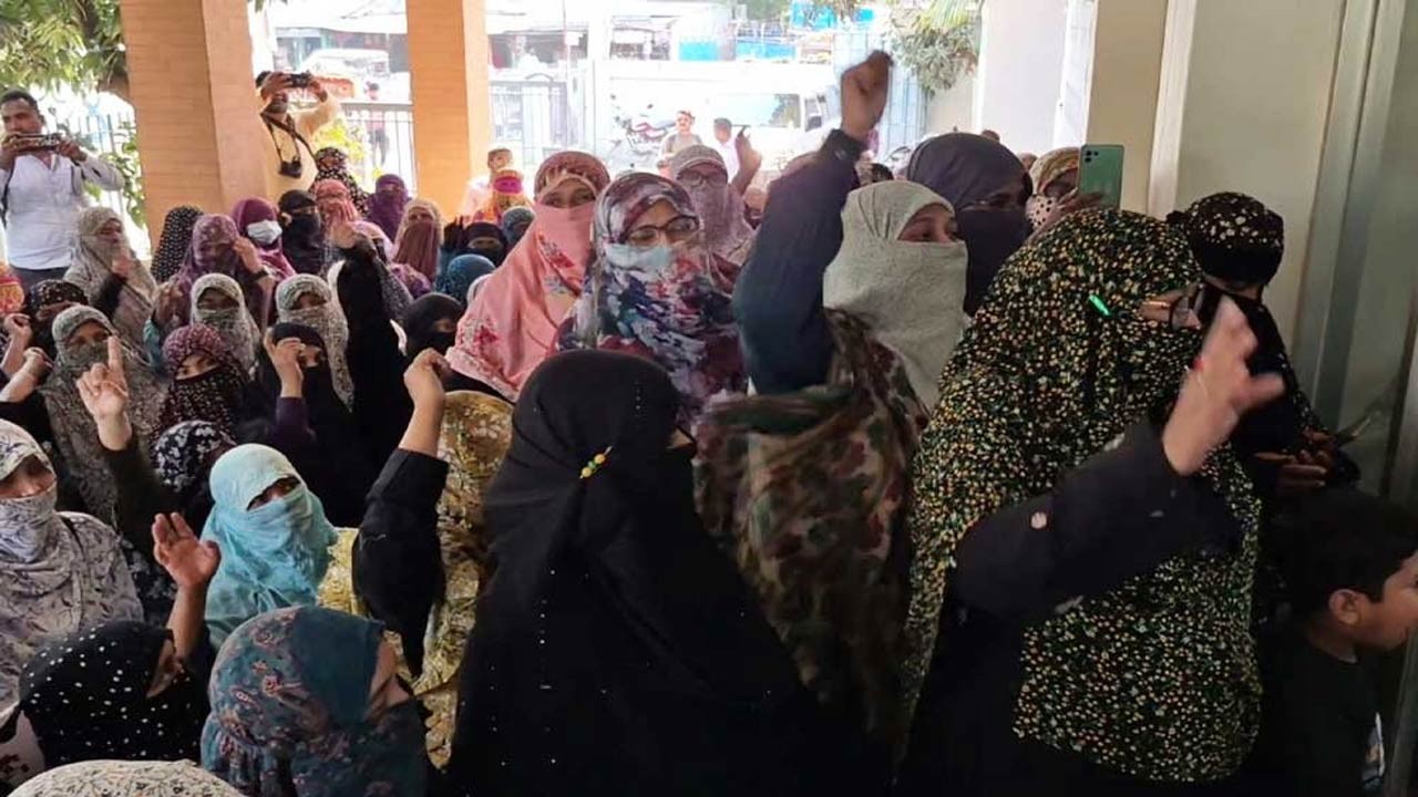 বগুড়ায় বিএনপি সভাপতির বক্তব্যের প্রতিবাদে নারীদের বিক্ষোভ