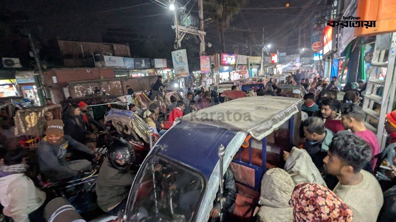 বগুড়া শহরে চারটি রেলক্রসিংয়ের যানজটে প্রতিদিন নষ্ট হচ্ছে তিন কর্মঘণ্টা, ফ্লাইওভার নির্মাণের দাবি