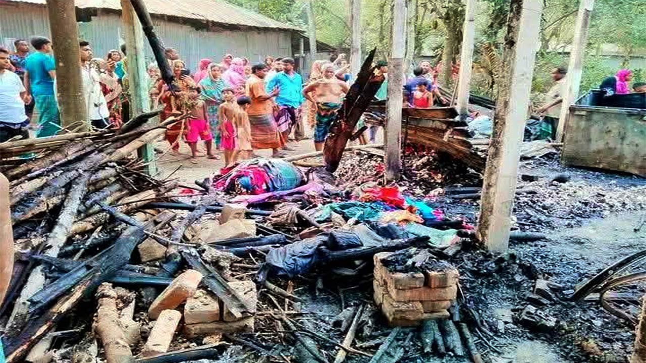 বগুড়ার শেরপুরে বৈদ্যুতিক শর্ট সার্কিটে বসতবাড়ি পুড়ে ছাই
