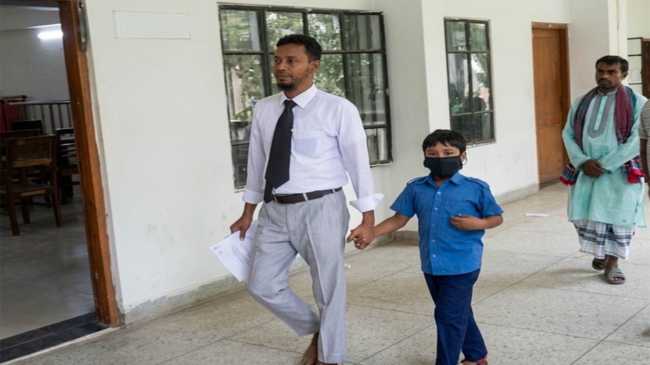 নাটোরে ৭ বছরের শিশুর নামে ‘হত্যা চেষ্ট’ মামলা, আদালতে জামিন, নথিপত্রে ২১, বাস্তবে ১ম শ্রেণির ছাত্র