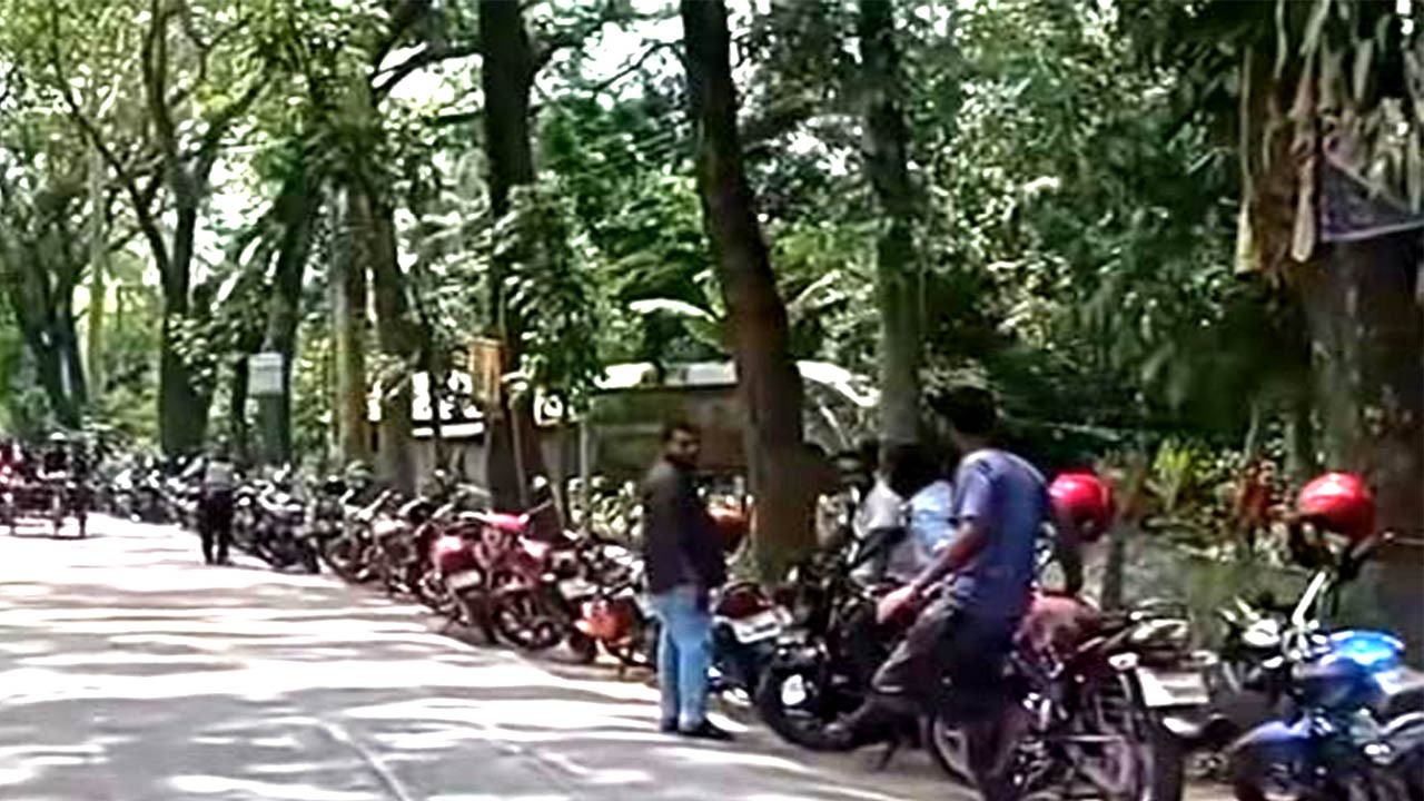 পাবনার চাটমোহরে তেল পাম্পে মোটরসাইকেল চালকদের ৩ কি.মি. লাইন