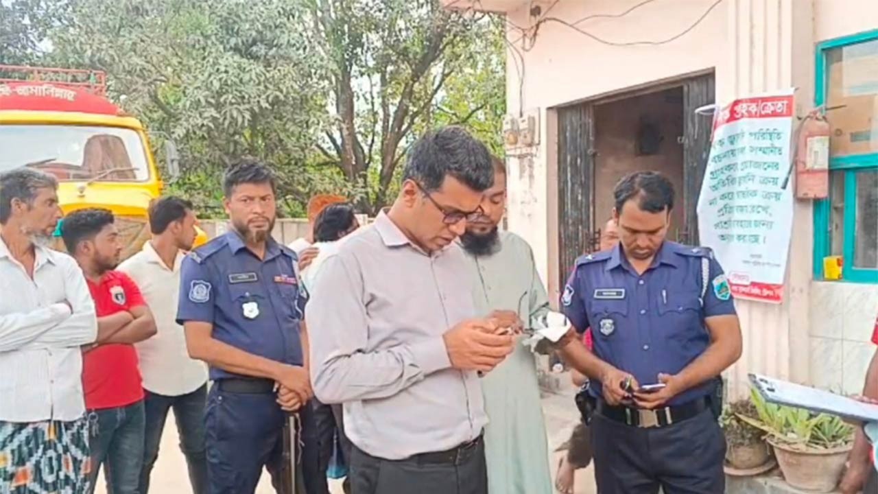 চাঁপাইনবাবগঞ্জের ৩ পেট্রোল পাম্পকে ৩০ হাজার টাকা অর্থদন্ড