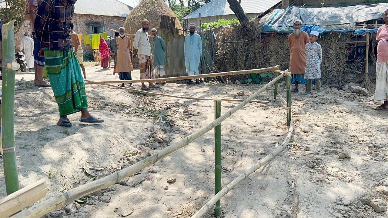 বগুড়ার শেরপুরের চলাচলের রাস্তায় বেড়া দেয়ায় দুই পক্ষের হাতাহাতি