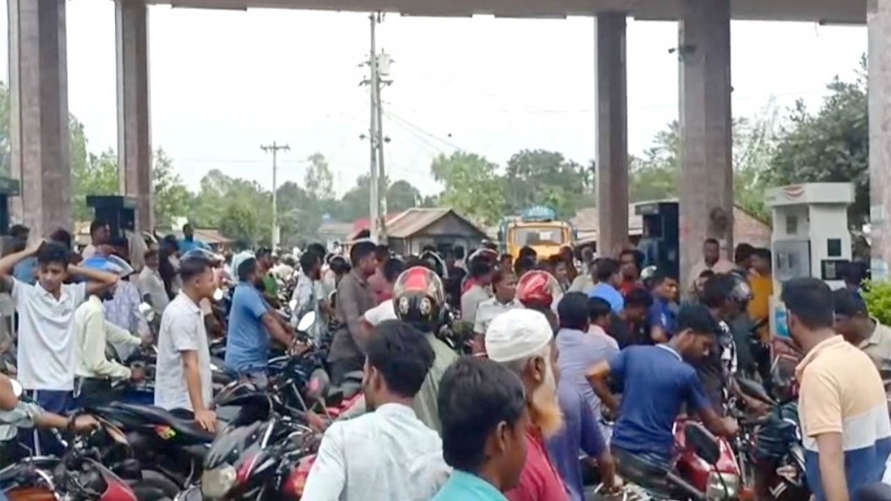 দিনাজপুরের ঘোড়াঘাটে কাগজপত্র ছাড়াই তেল সরবরাহ