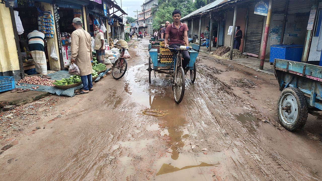 দিনাজপুরের ঘোড়াঘাটে নানা টালবাহানায় আটকে আছে সড়ক সংস্কারের কাজ