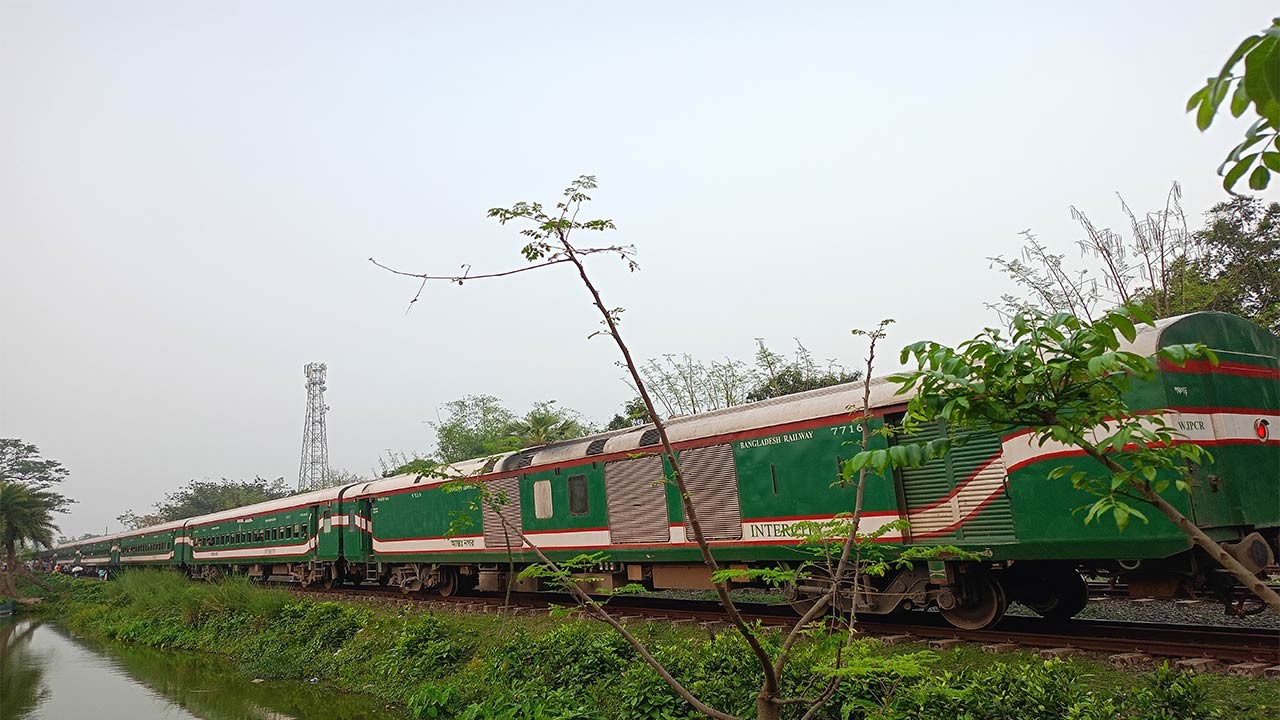 জয়পুরহাটের আক্কেলপুর রেল প্লাটফরমের চেয়ে ট্রেন বড়: যাত্রীদের দুর্ভোগ চরমে
