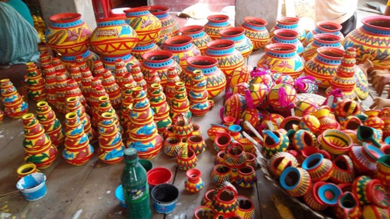 বগুড়ার দুপচাঁচিয়ায় নববর্ষকে সামনে রেখে মৃৎশিল্পীরা ব্যস্ত সময় পার করছে