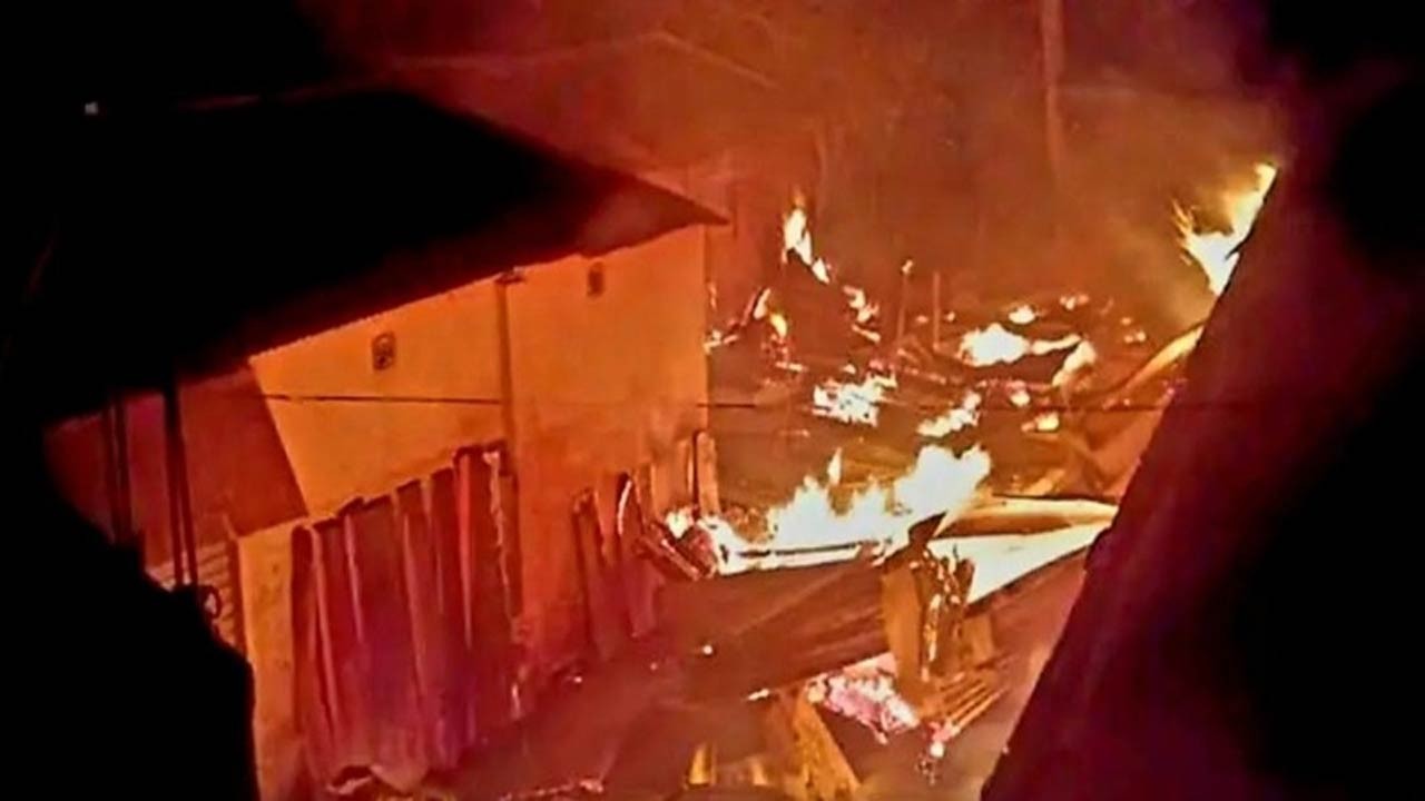 সিরাজগঞ্জের রায়গঞ্জে ভয়াবহ অগ্নিকান্ডে ৫টি ফার্নিচার দোকান ভস্মীভূত