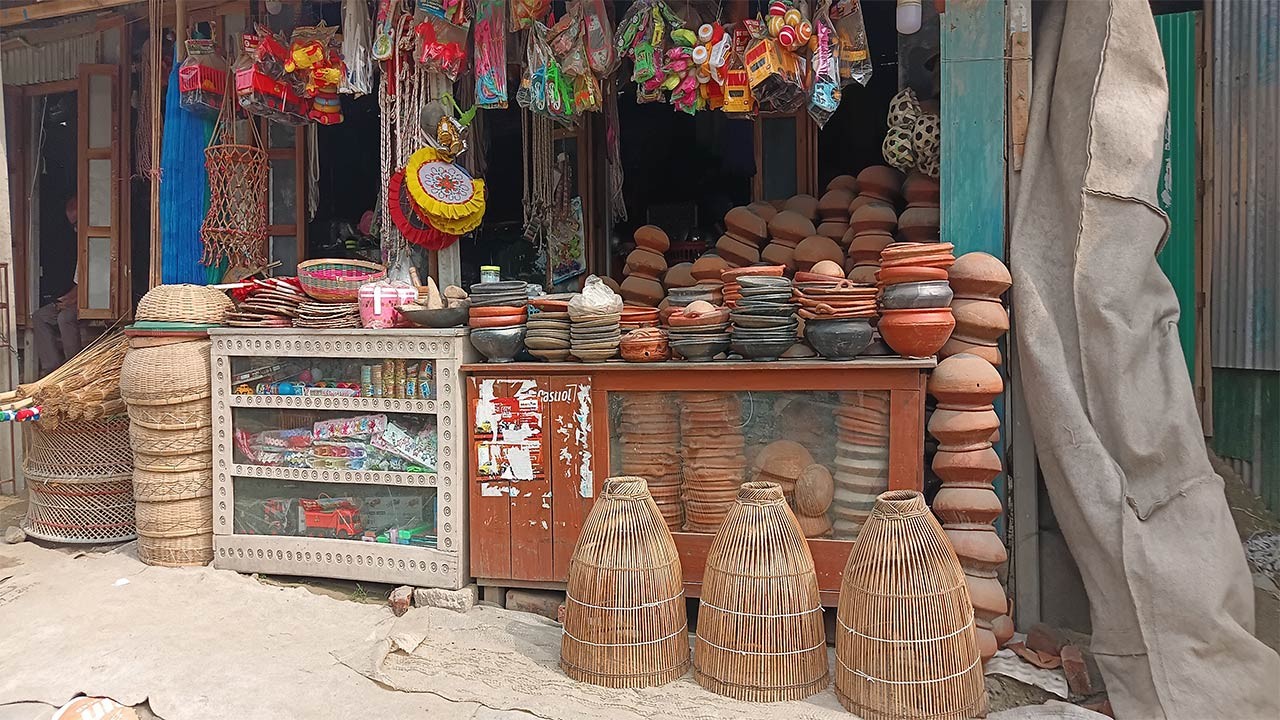গ্রামীণ ঐতিহ্য ধরে রাখার লড়াইয়ে উদ্যোক্তা গাইবান্ধার সাঘাটার মোশাররফ