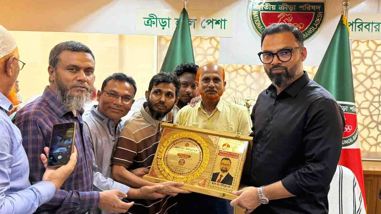 জয়পুরহাট পাঁচবিবির সাবেক ফুটবলারদের ক্রীড়া প্রতিমন্ত্রীর সাথে সৌজন্য সাক্ষাত