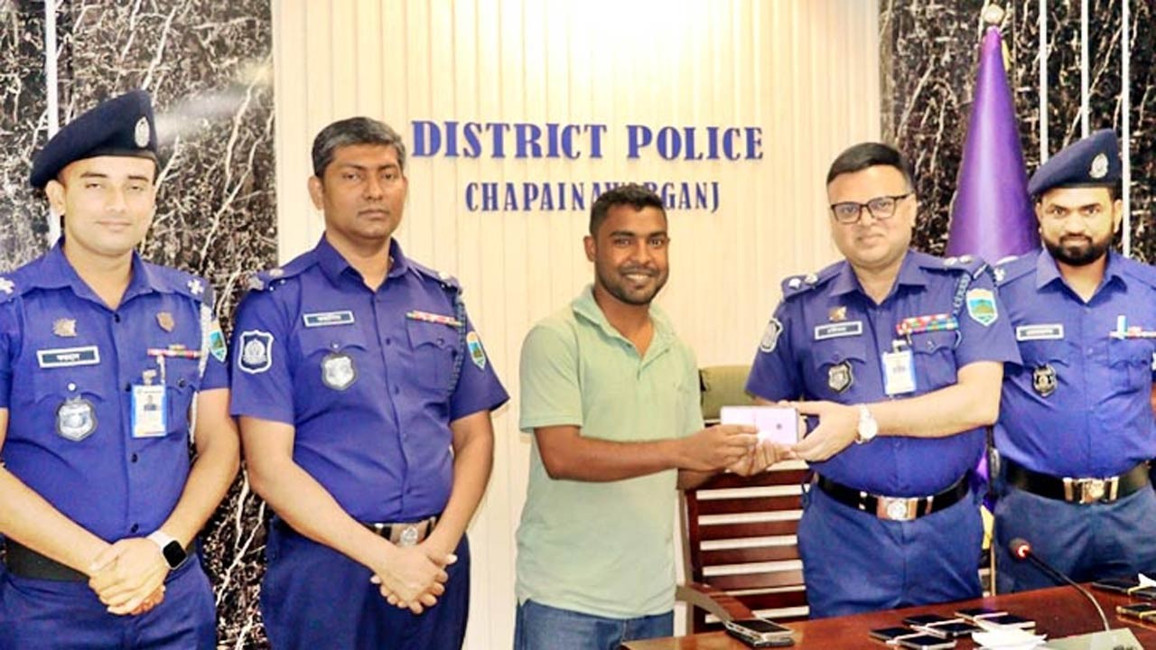 চাঁপাইনবাবগঞ্জে হারানো ১৪টি মোবাইল ফোন উদ্ধার করে ফিরিয়ে দিলেন পুলিশ সুপার