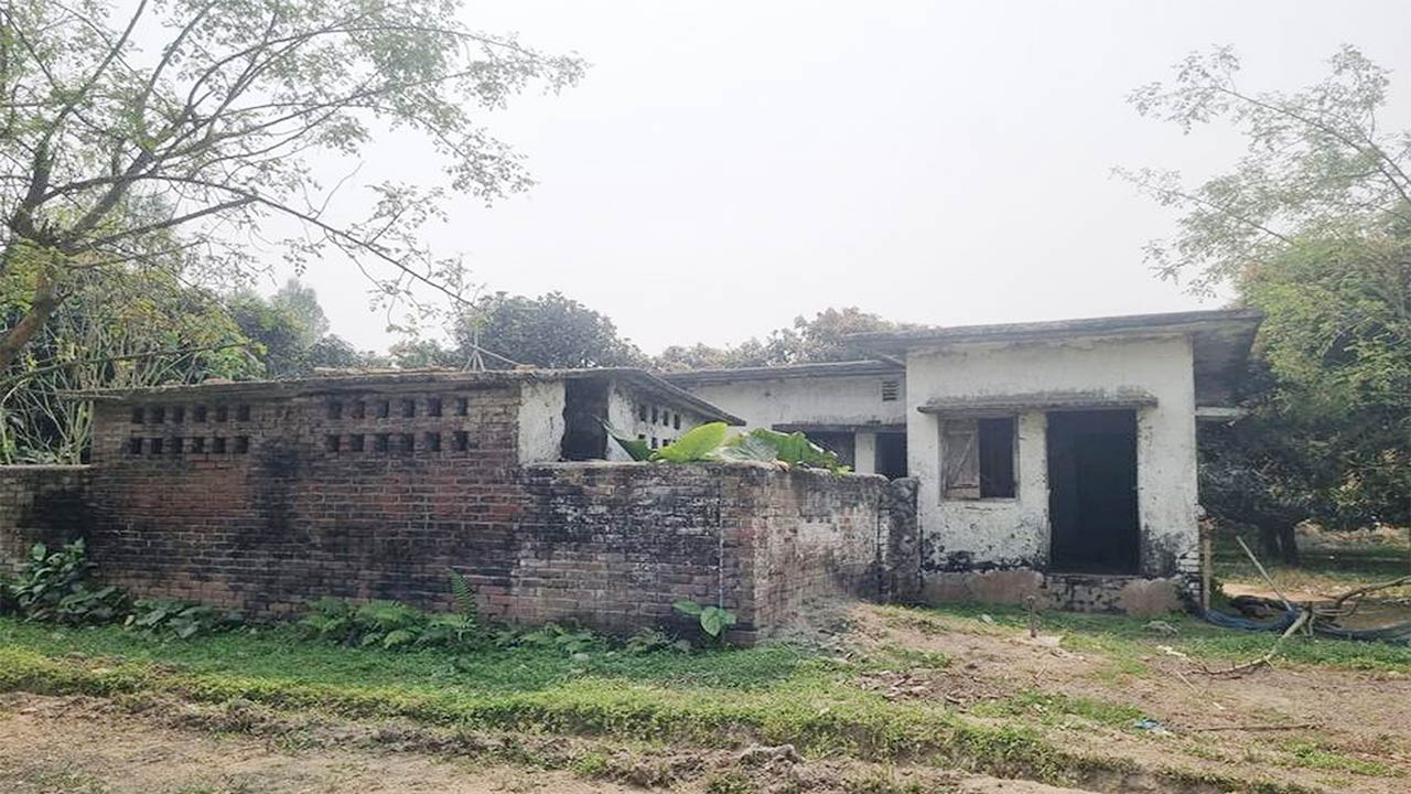 দিনাজপুরের ফুলবাড়ীতে কৃষি বিভাগের পরিত্যক্ত বিএস কোয়ার্টারগুলোর বেহাল দশা