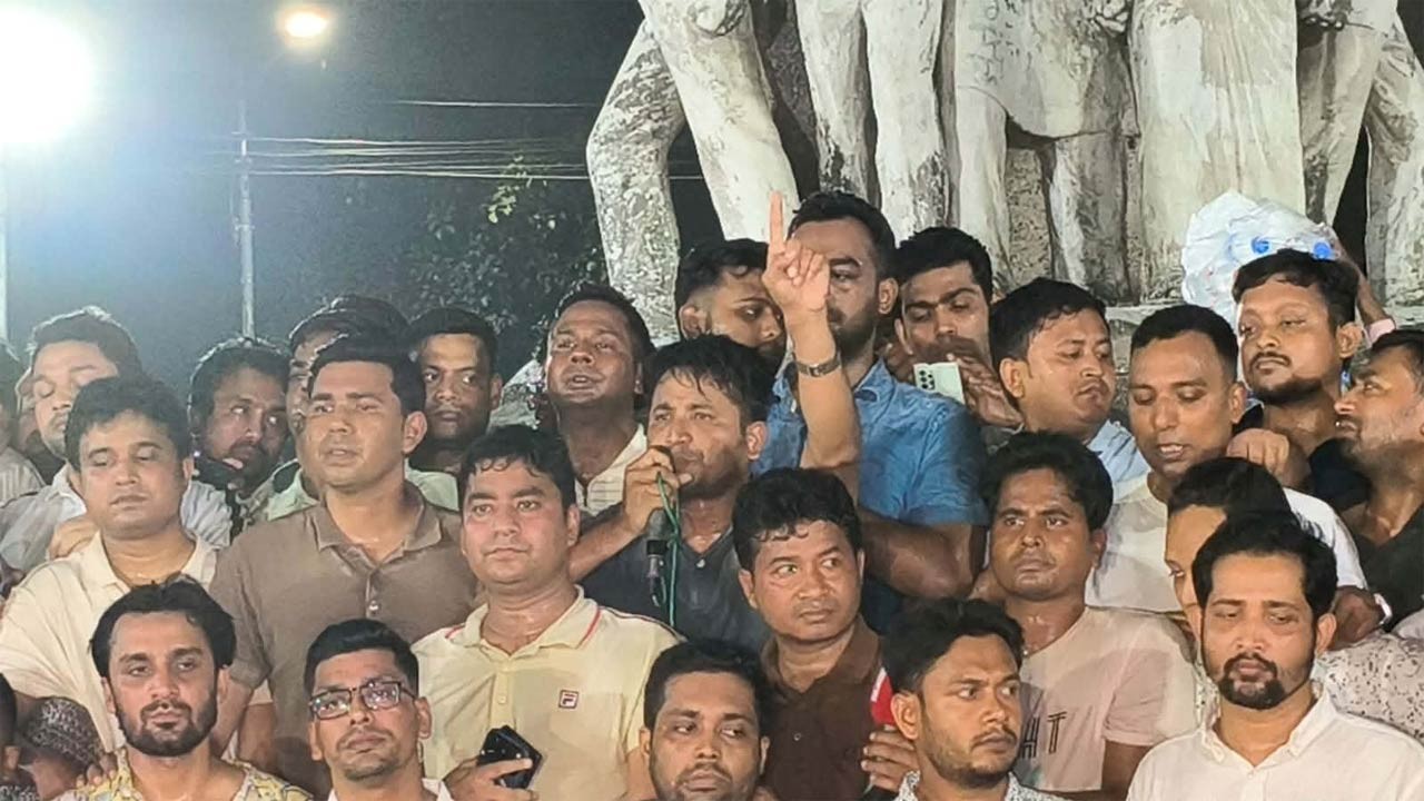 ছাত্রশিবিরের হামলার প্রতিবাদে ঢাবিতে ছাত্রদলের বিক্ষোভ মিছিল