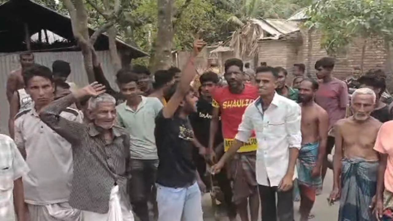 বগুড়ার শাজাহানপুরে পুকুর দখল করতে যাওয়া সন্ত্রাসীকে গণধোলাই দিয়ে পুলিশে সোপর্দ