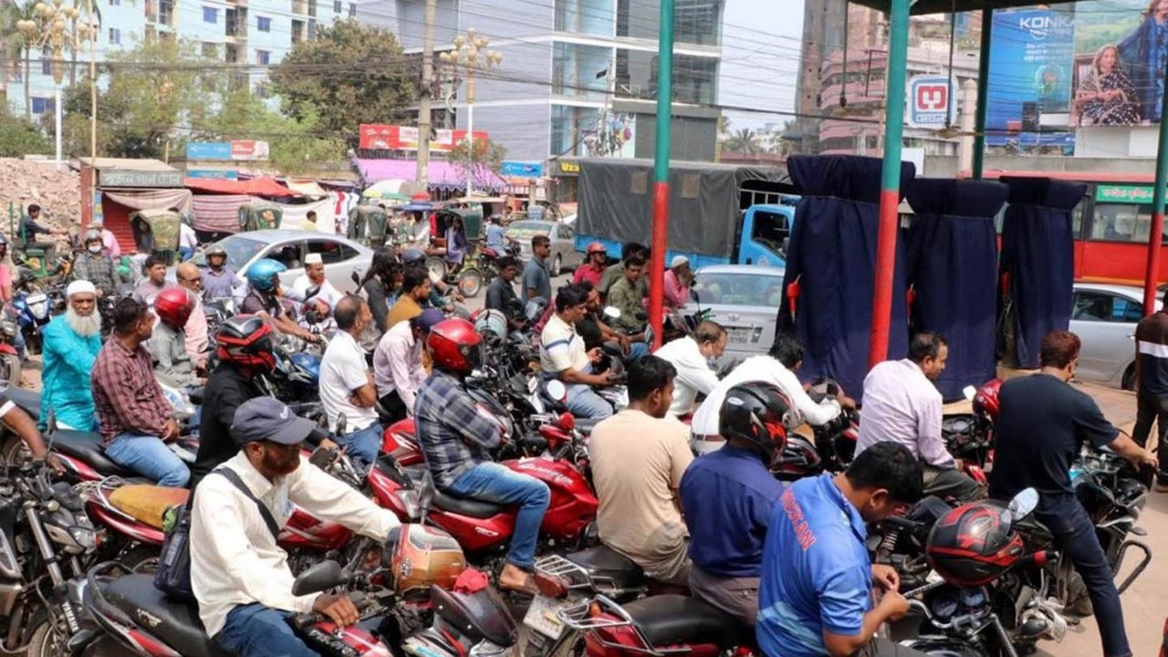 জ্বালানি সংকট আতঙ্কে বগুড়ার ফিলিং স্টেশনগুলোতে বাইকারদের ভিড়