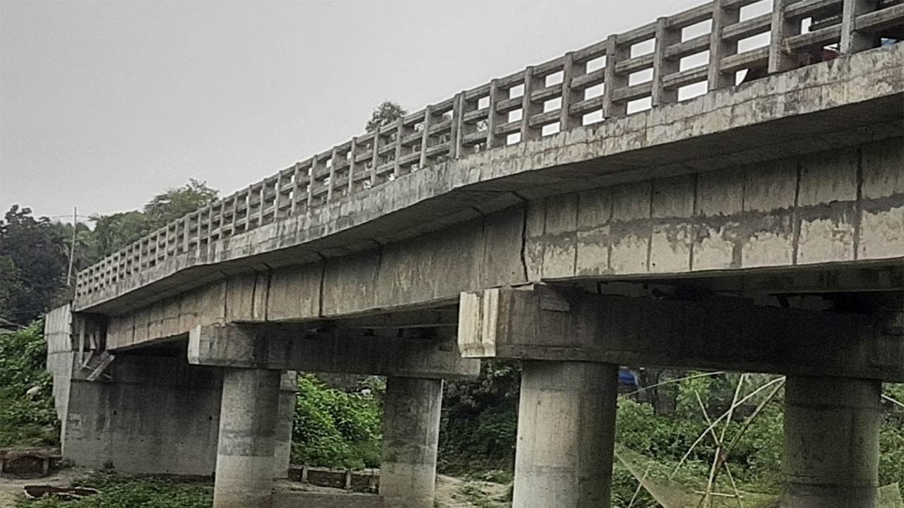 সিরাজগঞ্জের উল্লাপাড়ায় দেবে গেছে ব্রিজের গার্ডার পাঁচ বছরেও শেষ হয়নি নির্মাণ কাজ