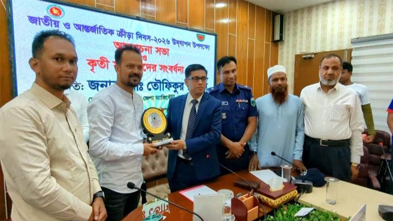 বগুড়া আদমদীঘির সাঁতারু জাহিদ পেলেন কৃতী সংবর্ধনা, স্বপ্নের ‘বাংলা চ্যানেল’ জয়ী