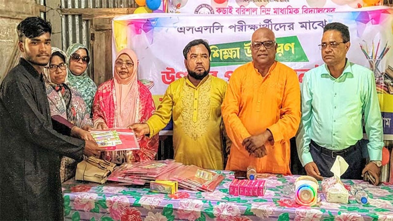 ব্রহ্মপুত্রের চরে এমপিওহীন অবস্থায় এসএসসি স্বপ্নে লড়ছে কড়াই বরিশালের শিক্ষার্থীরা