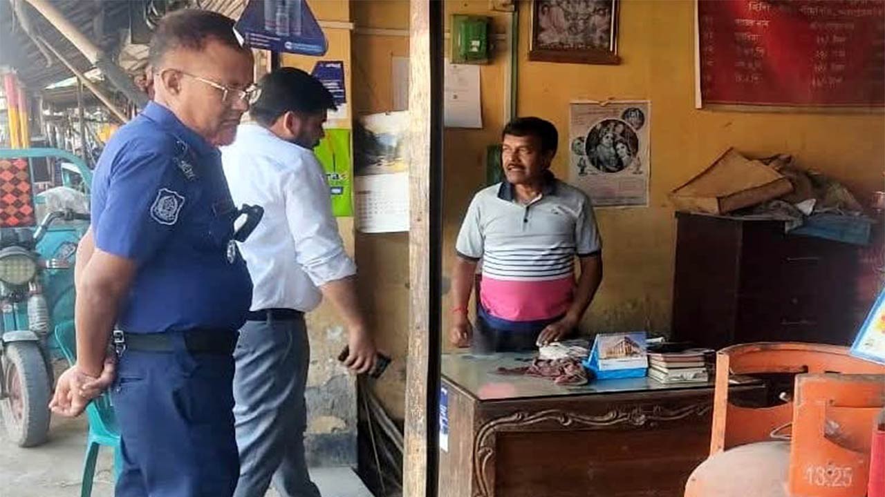 জয়পুরহাটের পাঁচবিবিতে দাম বেশি নেওয়ায় মোবাইল কোর্টে জরিমানা