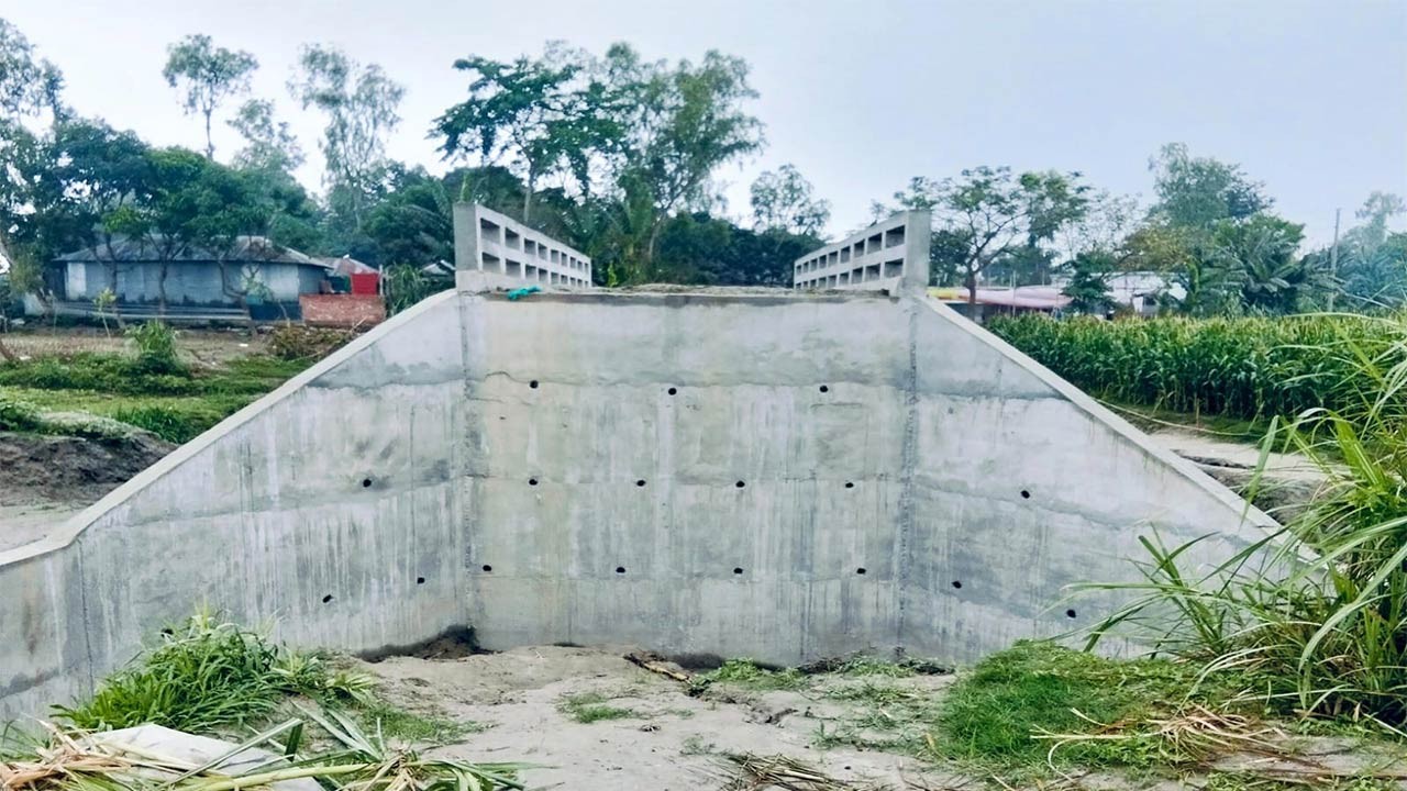 বগুড়ার সোনাতলায় ব্রিজের এপ্রোচে মাটি ভরাট না করায় দুর্ভোগ